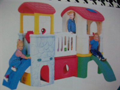 trẻ nhỏ chơi đùa với cầu trượt xích đu